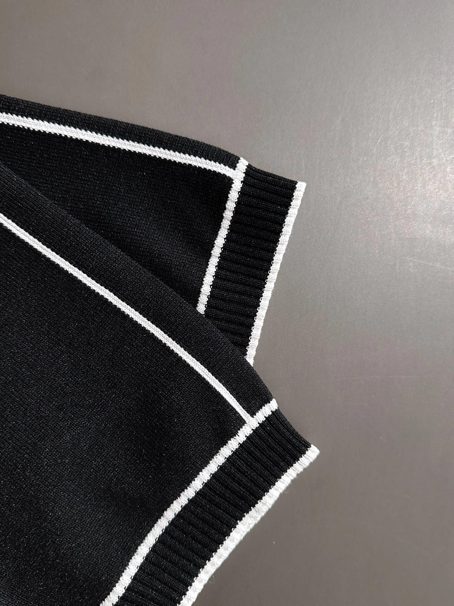 🅿️320 shipped next day, high quality Stone Island 2025 spring and summer new men's lapel short-sleeved T-shirt. Made of combed cotton yarn knitted cotton fabric, pure cotton high-weight special yarn, it feels full when weighed, and the upper body is more textured than ordinary T-shirts. This texture can cope with the weather easily and is suitable for both hot and cold! The pattern on the chest adopts three-dimensional embroidery technology, and is perfectly produced stitch by stitch with reference to the original version! Loose fit design, looks noble. Size: M to XXXL